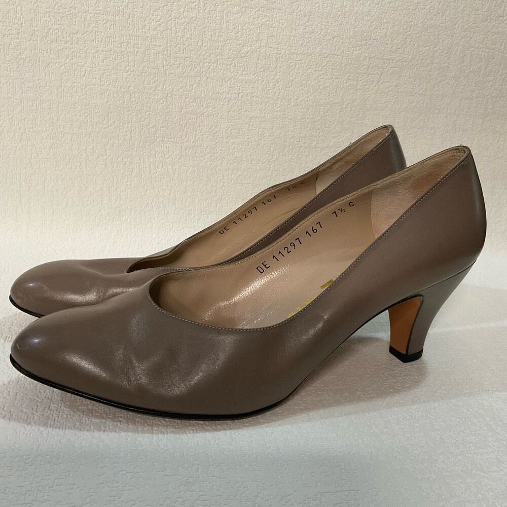 Salvatore Ferragamo 1129 Women 7,5 Beige Leather Pump Heel Shoe Career Business - Picture 3 of 13